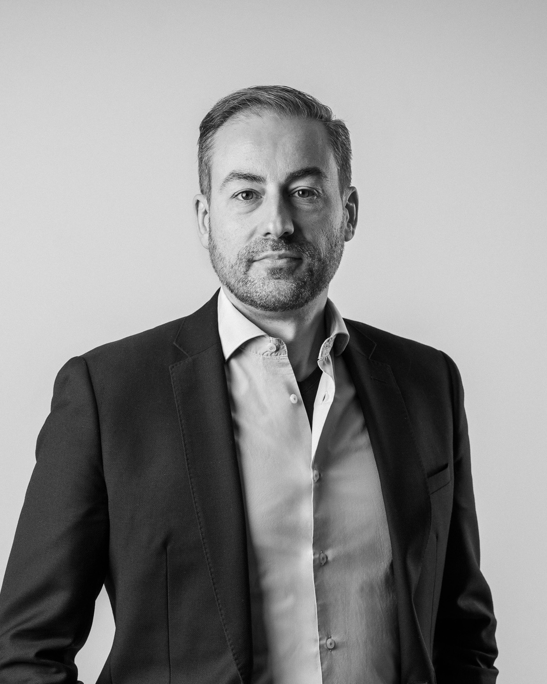 Business-Porträt eines Mannes vor hellem Hintergrund.