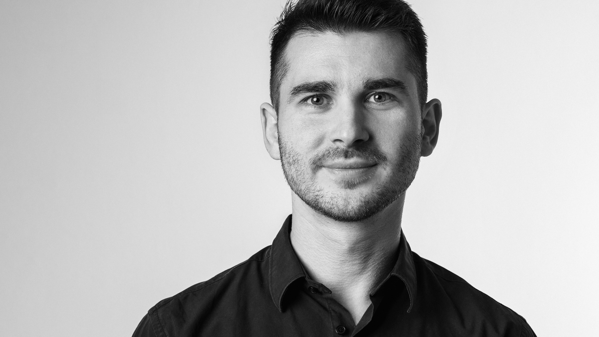 Business, Schwarz-Weisses Headshot eines Mannes vor hellem Studiohintergrund